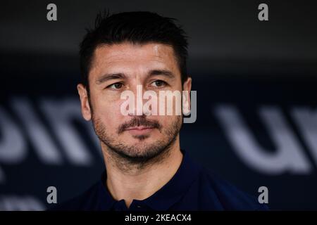 Verona, Italien. 10. November 2022. Salvatore Bocchetti, Cheftrainer des FC Hellas Verona, schaut vor dem Fußballspiel der Serie A zwischen dem FC Hellas Verona und dem FC Juventus nach. Kredit: Nicolò Campo/Alamy Live Nachrichten Stockfoto