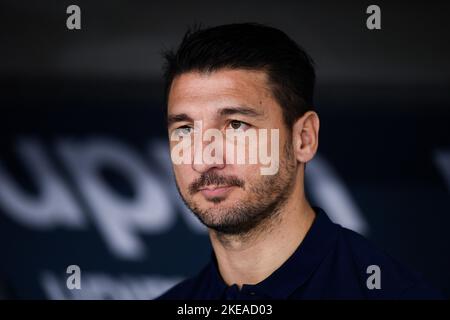 Verona, Italien. 10. November 2022. Salvatore Bocchetti, Cheftrainer des FC Hellas Verona, schaut vor dem Fußballspiel der Serie A zwischen dem FC Hellas Verona und dem FC Juventus nach. Kredit: Nicolò Campo/Alamy Live Nachrichten Stockfoto