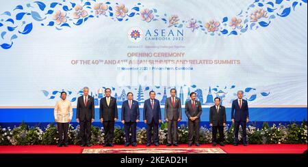 (221111) -- PHNOM PENH, 11. November 2022 (Xinhua) -- (Von L nach R) Philippinischer Präsident Ferdinand Romualdez Marcos, Singapurs Premierminister Lee Hsien Loong, der thailändische Premierminister Prayut Chan-o-cha, der vietnamesische Premierminister Pham Minh Chinh, der kambodschanische Premierminister Samdech Techo Hun Sen, der indonesische Präsident Joko Widodo, der Sultan Haji Hassanal Bolkiah von Brunei, der laotische Premierminister Phankham Viphavanh, Und Azhar Azizan Harun, Sprecher des Unterhauses des malaysischen parlaments, posieren für Gruppenfotos bei der Eröffnungszeremonie der ASEAN-Gipfel 40. und 41. und der zugehörigen Gipfeltreffen in Phnom Penh, Kambodscha Stockfoto