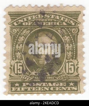 USA - 1903: Eine 15 Cent olivgrüne Briefmarke, die das Porträt von Henry Clay Sr., einem amerikanischen Anwalt und Staatsmann, darstellt, der Kentucky sowohl im US-Senat als auch im Repräsentantenhaus vertrat. Er war der Sprecher des siebten Repräsentantenhauses sowie der neunte Staatssekretär, der auch bei den Präsidentschaftswahlen 1824, 1832 und 1844 Wahlstimmen für den Präsidenten erhielt. Er half dabei, sowohl die National Republican Party als auch die Whig Party zu gründen. Für seine Rolle bei der Entschärfung von Sektionskrisen erhielt er die Bezeichnung „großer Versöhnler“ und war Teil des „Großen Triumviraten“ der Kongressabgeordneten Stockfoto