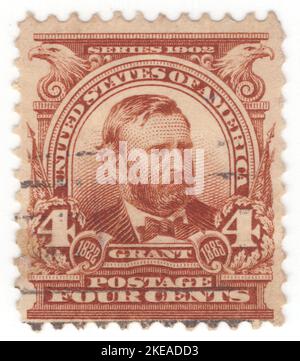 USA - 1903: Eine braune Briefmarke mit 4 Cent, die das Porträt von Ulysses S. Grant (geb. Hiram Ulysses Grant) zeigt, einem amerikanischen Militäroffizier und Politiker, der von 1869 bis 1877 als Präsident der Vereinigten Staaten von 18. diente. Als kommandierender General führte er 1865 die Union Army zum Sieg im amerikanischen Bürgerkrieg und diente danach kurz als Kriegsminister. Später, als Präsident, war Grant ein effektiver Bürgerrechtler, der den Gesetzentwurf unterzeichnete, der das Justizministerium gründete und mit radikalen Republikanern zusammenarbeitete, um Afroamerikaner während des Wiederaufbaus zu schützen Stockfoto