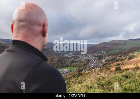 RHONDDA, WALES - 09. NOVEMBER 2022: Wales’ Cheftrainer Robert Page nimmt während der Ankündigung des Cymru-Kaders für das Rhondda-Tal Interviews mit dem Rhondda-Tal ab Stockfoto