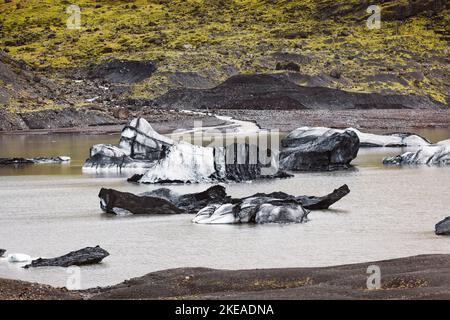 Wunderschöne Luftaufnahme des massiven Gletschers in Island und seiner Lagune, verursacht durch die globale Erwärmung - Eisberge Stockfoto