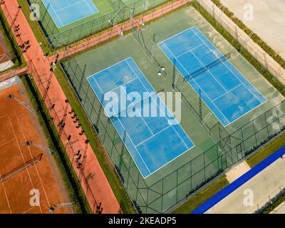 Luftaufnahme des leeren blauen Harttennisplatzes an einem sonnigen Tag Stockfoto