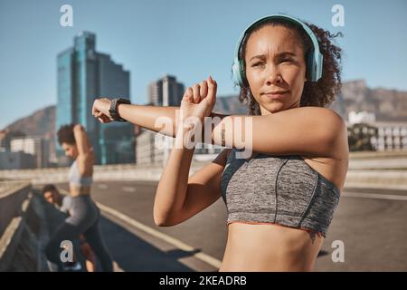 Fitness, Stadt und Menschen Stretching mit Kopfhörermusik, Podcast oder Streaming in Kanada. Bewegung, Freunde und schwarze Menschen machen sich bereit für die Stadt Stockfoto