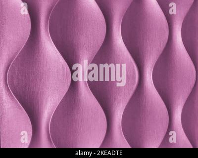 Lila 3D dekorative Innenwand mit ungewöhnlicher gewellter geometrischer Form. Fliederfarbener Hintergrund aus Holz mit Wellenmuster. Abstrakte Textur verziert. Bronze Stockfoto