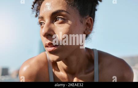 Gesicht, Schweiß und Fitness mit einer schwarzen Sportfrau müde nach einem Cardio-Training für Fitness in der Stadt. Laufen, erschöpft und Schwitzen mit einem Weibchen Stockfoto