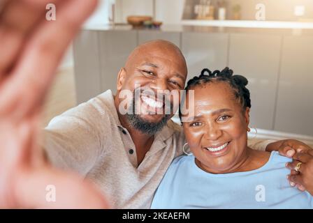 Schwarzes Paar umarmt sich in Selfie und entspannt zusammen, glücklich und Liebe zu Hause mit Bindung und Fürsorge in Beziehung. Porträt einer schwarzen Frau und eines schwarzen Mannes Stockfoto