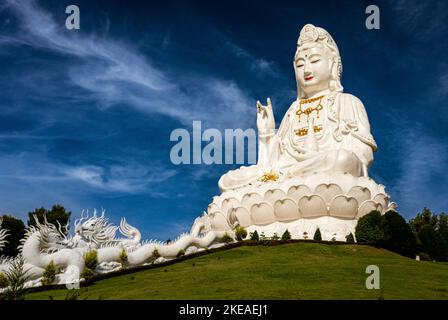 Der riesige weiße weibliche Buddha am Tempel der Barmherzigkeit (Guanyin) in Chiang Mai ist leicht erkennbar, da er die Landschaft mit 90 Metern oder 26 Stockwerken dominiert. Stockfoto