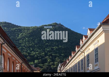 Der Stadtname Brasov, der mit riesigen weißen Buchstaben auf dem bewaldeten Berg Tampa geschrieben ist, ist ein erkennbares Stadtschild, Rumänien Stockfoto