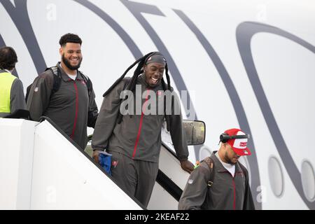 München, Deutschland. 11.. November 2022. American Football: NFL Professional League, Ankunft der Tampa Bay Buccaneers am Flughafen München. Dylan Cook (l), Tackle, und Rakeem Nunez-Roches, defensive Tackle der Tampa Bay Buccaneers, steigen aus dem Flugzeug. Quelle: Ulrich Gamel/Kolbert-Press/dpa/Alamy Live News Stockfoto