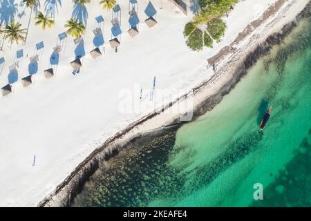 Luftaufnahme mit Drohne von fantastischen touristischen Resort, Sansibar, Tansania, Afrika Stockfoto