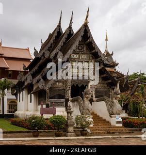 Wat Jed Yod, erbaut 1497, ist ein großer aktiver Tempel, in dem Mönche leben und studieren und wird selten von Ausländern besucht. Es ist einer der alten Tempel und übersetzt zu Sieben-Zinnen-Tempel. Stockfoto