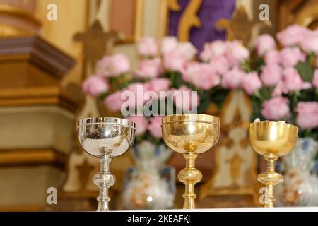 Kelch und Ambula auf dem Altar, Moment der heiligen Messe - Weihe von Brot und Wein im Leib und Blut Jesu - Heilige Hostie, liturgische obj Stockfoto