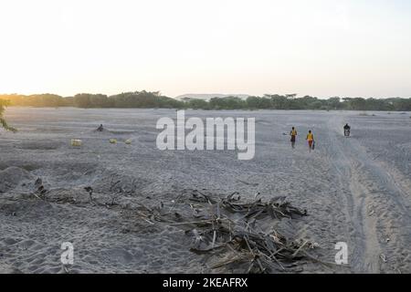 KENIA, Turkana, Dürre und Klimawandel, trockener Flussbett / KENIA, Turkana, Klimawandel, Dürre, trockenes Flußbett Stockfoto