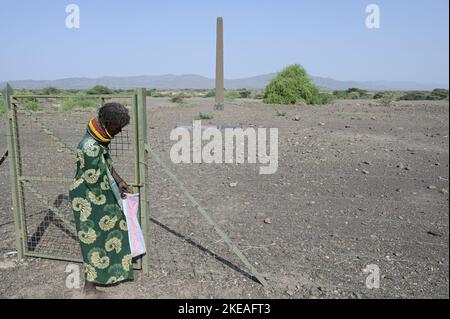 KENIA, Turkana, Dorf Nariokotome, Ausgrabungsstätte von Turkana Boy, auch Nariokotome Boy genannt, ist der Name des fossilen KNM-WT 15000, einem fast vollständigen Skelett einer Homo-Ergaster-Jugend, die vor 1,5 bis 1,6 Millionen Jahren lebte. Es wurde 1984 von Kamoya Kimeu am Ufer des Nariokotome River in der Nähe des Turkana Sees in Kenia entdeckt / KENIA, Turkana, Dorf Nariokotome, Ausgrabungsstätte und Fundort des 'Turkana Boy', ein 1,6 Millionen Jahre altes menschliches Skelett, Nariokotome-Junge o bezeichnet das Fossil eines männlichen, jugendlicher Individuums der Gattung Homo ergaster, dessen auße Stockfoto