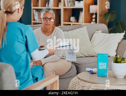 Pflegefachkraft, Krankenschwester oder Krankenschwester mit covid Ergebnissen aus medizinischer Untersuchung, covid 19 Test oder Gesundheitsdienst. Hausberatung, medizinische Beratung oder Stockfoto