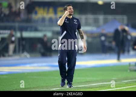 Salvatore Bocchetti, Cheftrainer des FC Hellas Verona, zeigt während des Serie A-Spiels zwischen dem FC Hellas Verona und dem FC Juventus am 10. November 2022 im Marcantonio Bentegodi-Stadion in Verona, Italien. Stockfoto