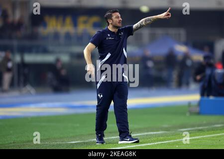 Salvatore Bocchetti, Cheftrainer des FC Hellas Verona, zeigt während des Serie A-Spiels zwischen dem FC Hellas Verona und dem FC Juventus am 10. November 2022 im Marcantonio Bentegodi-Stadion in Verona, Italien. Stockfoto