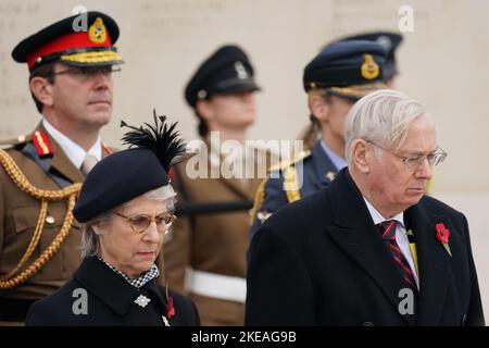 Der Herzog und die Herzogin von Gloucester schließen sich den Mitgliedern der Streitkräfte, Veteranen und der Öffentlichkeit während eines Waffenstillstandstages an, der den Jahrestag des Endes des Ersten Weltkriegs anläßlich des Armed Forces Memorial im National Memorial Arboretum, Alrewas, Staffordshire, feiert. Bilddatum: Freitag, 11. November 2022. Stockfoto