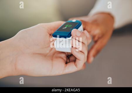 Oximeter, Test und Hand eines Arztes mit einem Patienten für die Gesundheitsversorgung, medizinische Hilfe und Beratung im Haus. Digital, Überwachung und Ablesung des Zustands von Stockfoto