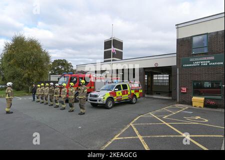Icknield Port Road, Birmingham, 11. November 2022. - Die Feuerwehrleute der West Midlands in der Ladywood Community Fire Station in Birmingham stehen in Schlange und beobachten die 2-minütige Stille um 11 Uhr morgens, um an die Gefallenen am 11. November, dem Tag des Waffenstillstands, zu erinnern. Bild von: Stop Press Media / Alamy Live News Stockfoto