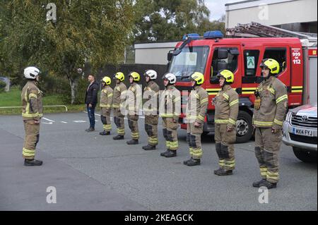Icknield Port Road, Birmingham, 11. November 2022. - Die Feuerwehrleute der West Midlands in der Ladywood Community Fire Station in Birmingham stehen in Schlange und beobachten die 2-minütige Stille um 11 Uhr morgens, um an die Gefallenen am 11. November, dem Tag des Waffenstillstands, zu erinnern. Bild von: Stop Press Media / Alamy Live News Stockfoto
