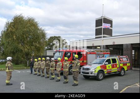 Icknield Port Road, Birmingham, 11. November 2022. - Die Feuerwehrleute der West Midlands in der Ladywood Community Fire Station in Birmingham stehen in Schlange und beobachten die 2-minütige Stille um 11 Uhr morgens, um an die Gefallenen am 11. November, dem Tag des Waffenstillstands, zu erinnern. Bild von: Stop Press Media / Alamy Live News Stockfoto
