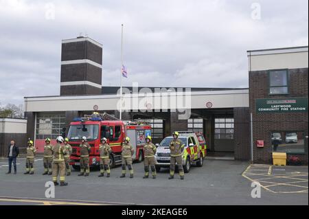 Icknield Port Road, Birmingham, 11. November 2022. - Die Feuerwehrleute der West Midlands in der Ladywood Community Fire Station in Birmingham stehen in Schlange und beobachten die 2-minütige Stille um 11 Uhr morgens, um an die Gefallenen am 11. November, dem Tag des Waffenstillstands, zu erinnern. Bild von: Stop Press Media / Alamy Live News Stockfoto
