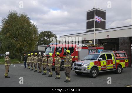 Icknield Port Road, Birmingham, 11. November 2022. - Die Feuerwehrleute der West Midlands in der Ladywood Community Fire Station in Birmingham stehen in Schlange und beobachten die 2-minütige Stille um 11 Uhr morgens, um an die Gefallenen am 11. November, dem Tag des Waffenstillstands, zu erinnern. Bild von: Stop Press Media / Alamy Live News Stockfoto