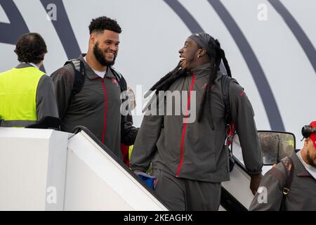 München, Deutschland. 11.. November 2022. American Football: NFL Professional League, Ankunft der Tampa Bay Buccaneers am Flughafen München. Dylan Cook (l), Tackle, und Rakeem Nunez-Roches, defensive Tackle der Tampa Bay Buccaneers, steigen aus dem Flugzeug. Quelle: Ulrich Gamel/Kolbert-Press/dpa/Alamy Live News Stockfoto