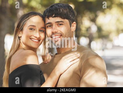 Glücklich, lächelnd und Porträt eines Paares in einem Garten auf einem romantischen Sommertermin zusammen in der Natur. Glück, Liebe und junger Mann und Frau in Mexiko Stockfoto
