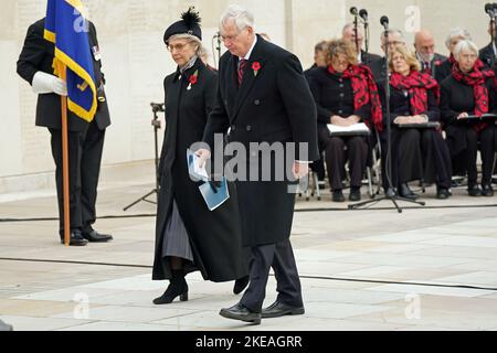 Der Herzog und die Herzogin von Gloucester schließen sich den Mitgliedern der Streitkräfte, Veteranen und der Öffentlichkeit während eines Waffenstillstandstages an, der den Jahrestag des Endes des Ersten Weltkriegs anläßlich des Armed Forces Memorial im National Memorial Arboretum, Alrewas, Staffordshire, feiert. Bilddatum: Freitag, 11. November 2022. Stockfoto