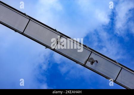 Winkelansicht der Ehrenberger Hängebrücke, Highline 179, Tirol, Österreich Stockfoto