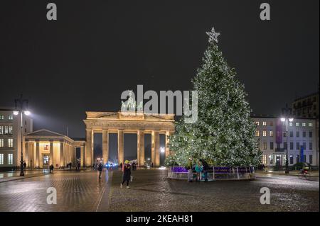 Weihnachtsbaum auf dem Pariser Platz in Berlin vor dem Brandenburger Tor Stockfoto
