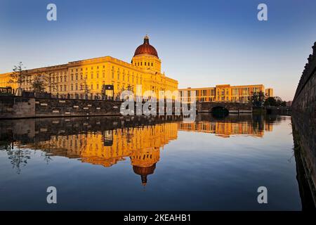 Humboldt Forum mit der Spree im späten Abendlicht, Deutschland, Berlin Stockfoto