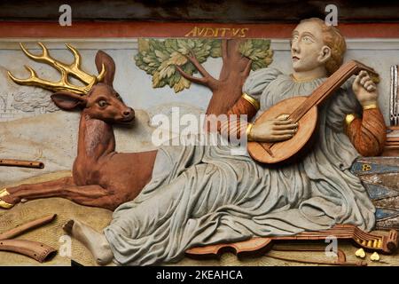 Relief Auditus, Hörsinn, prachtvolle Fassadendekoration am Haus zum Breiten Herd, Deutschland, Thüringen, Erfurt Stockfoto