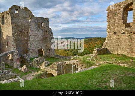 Burgruine Homburg in der Nähe von Gößenheim, Blick durch die Wandrückstände auf die Landschaft mit Sodenberg, Deutschland, Bayern, Niederfrankreich, Stockfoto