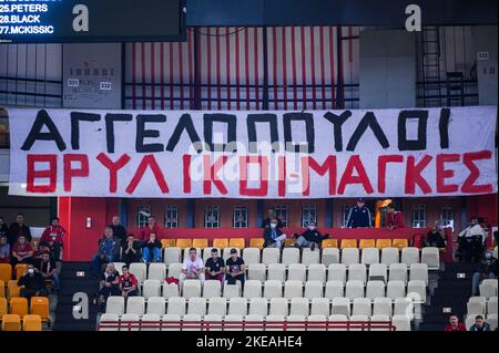 Athen, Lombardei, Griechenland. 10.. November 2022. Olympiacos Piräus Fans Banner während der Euroleague, Runde 7, Spiel zwischen Olympiacos Piräus und Partizan im Friedens- und Freundschaftsstadion am 10. November 2022 in Athen, Griechenland. (Bild: © Stefanos Kyriazis/ZUMA Press Wire) Stockfoto