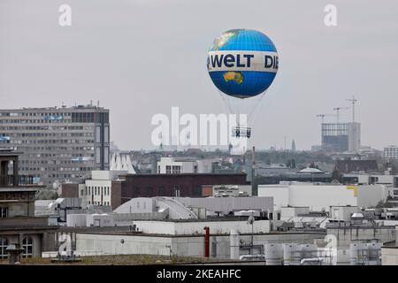 Berliner Weltkugel, ehemaliger Berliner Hi Flyer, Luftballon am Himmel über Berlin, Deutschland, Berlin Stockfoto