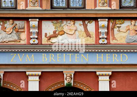 Prachtvolle Fassadendekoration am Haus zum Breiten Herd, Renaissance-Gebäude am Fischmarkt, Deutschland, Thüringen, Erfurt Stockfoto