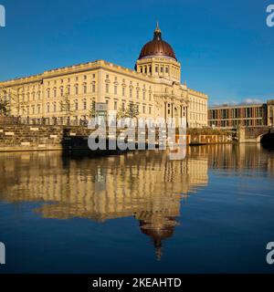 Humboldt Forum mit der Spree im späten Abendlicht, Deutschland, Berlin Stockfoto