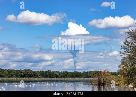 Kernkraftwerk Isar II, auffällige Dampfwolke aus dem Kühlturm, Deutschland, Bayern, Speichersee Eching, Essenbach Stockfoto