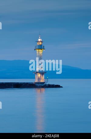 Leuchtturm am Ufer des Genfersees in der Abenddämmerung, Schweiz, Kanton Genf, Genf Stockfoto