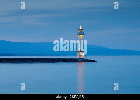 Leuchtturm am Ufer des Genfersees in der Abenddämmerung, Schweiz, Kanton Genf, Genf Stockfoto