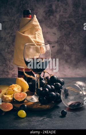 Stillleben Wein verschiedene Käse und Früchte Stockfoto