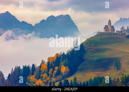 Herbst- und Herbstfarben in Colle Santa Lucia, einem Dorf und einer Gemeinde in der italienischen Provinz Belluno in der Region Venetien. Das malerische Dorf Stockfoto