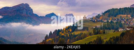 Ein breites Panoramabild aus dem Jahr 3:1 aus dem Herbst Colle Santa Lucia, einem Dorf und einer Gemeinde in der italienischen Provinz Belluno in der Region Venetien. Das Bild Stockfoto