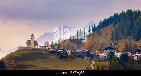 Herbst- und Herbstfarben in Colle Santa Lucia, einem Dorf und einer Gemeinde in der italienischen Provinz Belluno in der Region Venetien. Das malerische Dorf Stockfoto