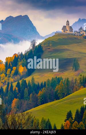 Herbst- und Herbstfarben in Colle Santa Lucia, einem Dorf und einer Gemeinde in der italienischen Provinz Belluno in der Region Venetien. Das malerische Dorf Stockfoto